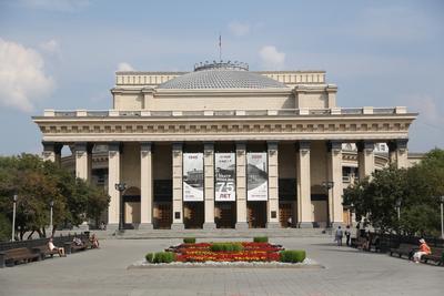 Огромный пряник в виде оперного театра испекли кондитеры в Новосибирске