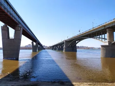 Фото Замерзшей Реки Обь И Моста Метро В Зимний Снежный День Новосибирск  Россия — стоковые фотографии и другие картинки Архитектура - iStock