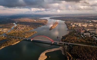 Крытый мост метро и Октябрьский мост через Обь. Новосибирск, Сибирь –  Стоковое редакционное фото © Starover64 #160945368