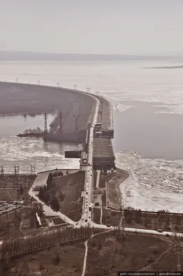 Спасли не всех: С дамбы новосибирской ГЭС во время фотосъёмки упали три  человека