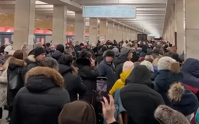 Толпы людей на станциях метро Москвы попали на видео. Что случилось | РБК  Life