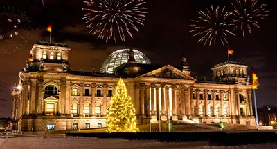Немецкий язык - 🇩🇪Берлин - прекрасное место, чтобы встретить Новый год и  провести праздники в Европе. Ежегодно немецкую столицу посещает более 13  миллионов туристов. Это впечатляющая цифра. Городу присущи эклектичная  архитектурная красота,