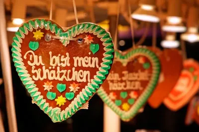 Fly High EDU - НОВЫЙ ГОД В ГЕРМАНИИ🎄🎆 ⠀ Новый год в Германии, в отличие  от Рождества, принято праздновать не в тихом семейном кругу, а шумно и  весело💃🕺. ⠀ 🎆Немцы в этот