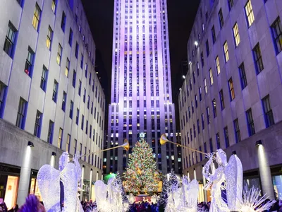 Нью-Йорк США 26-ое декабря 2019 : Дом и веранда улицы оформленные на  рождество и Новый Год в высоте Dyker Редакционное Изображение - изображение  насчитывающей американская, крылечко: 205307440