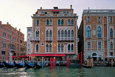 Новый дисплей фейерверк на большой канал в Венеции, Италия. Стоковое Фото -  изображение насчитывающей базилики, счастливо: 167980036