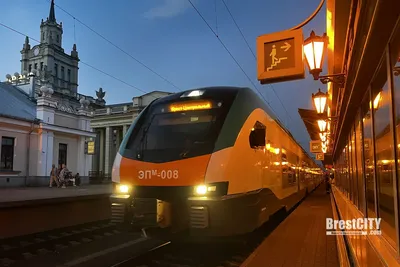 Поезд Минск–Полоцк–Минск на один день стал Рождественским экспрессом:  пассажиров поздравляли сказочные персонажи