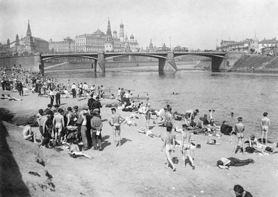 Пляж нудистов у храма Христа Спасителя, СССР, Москва, 1929 год | Пикабу