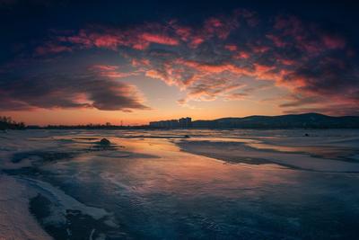 Ветреное, ледяное, багровое, но все же доброе утро. Фотограф Дмитрий Антипов
