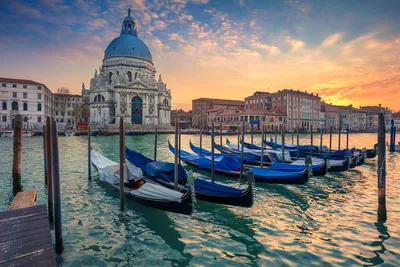 Обои на рабочий стол Город Венеция / Venezia, Италия / Italy, лодки на фоне  на фоне зданий, обои для рабочего стола, скачать обои, обои бесплатно