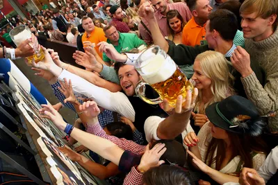 В Мюнхене 187-й раз открылся крупнейший в мире пивной фестиваль Октоберфест  — впервые после пандемии. Показываем фото