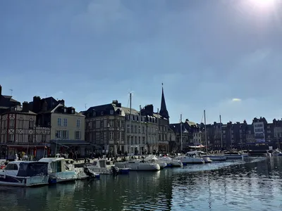 Онфлёр, порт Яхты и старые дома отражается в воде Франция, Normandy, Европа  Редакционное Изображение - изображение насчитывающей порт, дома: 198761990