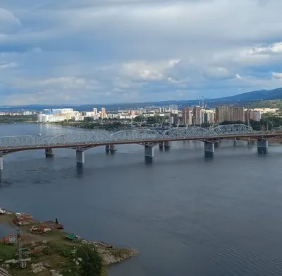 Отражение города. / Вечереет, жилой комплекс \"Орбита\" , г Красноярск,  отражается в водах Енисея