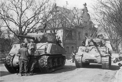 Экипаж на фоне танка «Королевский тигр» №321 на полигоне в районе города  Ордруф — военное фото