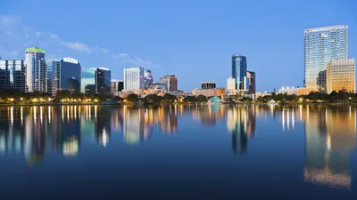 Орландо, Флорида, США, в центре города, на небе от парка Эола Стоковое  Изображение - изображение насчитывающей озеро, высоко: 164455537