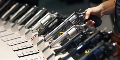 В США оружейный магазин выплатит $6 миллионов раненым полицейским -  Korrespondent.net