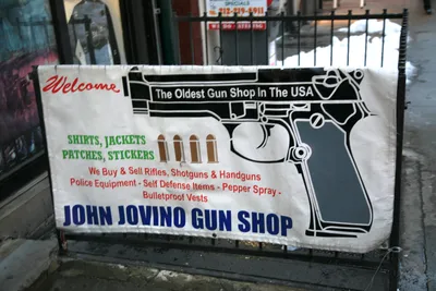 Gunshop в Лос-Анджелесе. редакционное изображение. изображение  насчитывающей магазин - 167683355