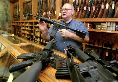 Магазин оружия Джона Jovino, огнестрельные оружия и оборудование полиции,  Нью-Йорк, США Редакционное Стоковое Фото - изображение насчитывающей  пистолеты, охота: 76154033