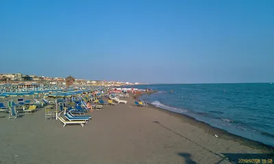 LIDO DI OSTIA ИТАЛИЯ - 26-ОЕ ИЮЛЯ 2017: Туристы и Locals наслаждаются C  Редакционное Изображение - изображение насчитывающей природа, ноча:  109478865