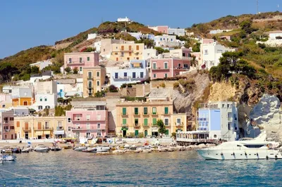 Италия, остров понца, панорамный вид на порт (film scan) | Премиум Фото