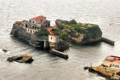 Городской пейзаж Ischia Ponte, Ischia острова, Италии Стоковое Изображение  - изображение насчитывающей остров, весна: 155147781