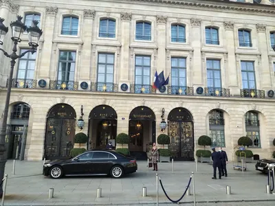В центре парижа отель Ritz Paris Vendome с 1 -го места в округе городов. Он  поставил Редакционное Фотография - изображение насчитывающей дело,  престижность: 209747592