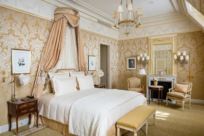 Роскошный отель Ritz с людьми на месте Vendome в Париже в солнечном дне  Редакционное Стоковое Изображение - изображение насчитывающей место,  известно: 135380624