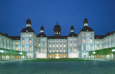 Большая гостиница современной архитектуры. Крупный город в западной части  Германии (центральная часть).