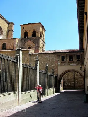 Бенедиктинский Монастырь Санпелайо В Овьедо Испания — стоковые фотографии и  другие картинки Астурия - iStock
