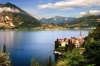 Озеро Гарда, вид на город с озера, Италия Стоковое Изображение -  изображение насчитывающей город, гора: 163495391