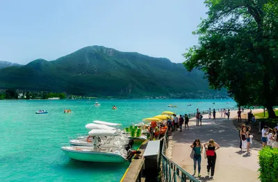 Путешествия - Озеро Анси, Франция Анси считается самым чистым озером  Европы, поэтому данный район приглянется любителям туризма и водных видов  спорта. | Facebook