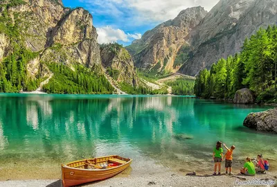 Озеро Braies летом в Италии Стоковое Фото - изображение насчитывающей  увлекает, массив: 168649956