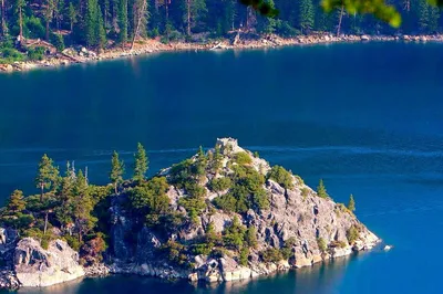 Озеро тахо, калифорния, невада, сша огромное озеро, окруженное  вечнозелеными растениями и расслабляющими пейзажами. | Премиум Фото