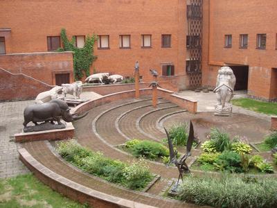 File:Moscow Paleontological Museum Court.JPG - Wikimedia Commons