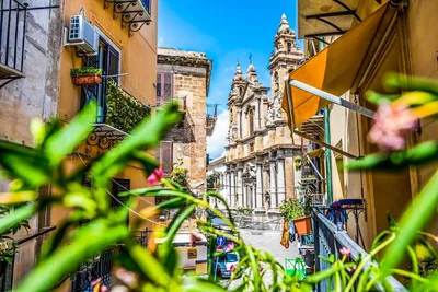 Типичная итальянская узкая улочка в старом городе Палермо Сицилии  Редакционное Стоковое Изображение - изображение насчитывающей город,  очаровывать: 211884734