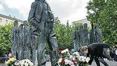 Памятник поэту Иосифу Бродскому в Москве: На карте, Описание, Фото, Видео |  Pin-Place.com