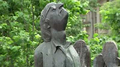 Памятник Иосифу Бродскому и Владимиру Высоцкому. Москва | Monument, Street  art, Sculptures