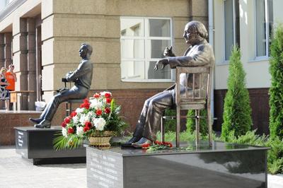 Памятник Иосифу Бродскому в Москве на Новинском бульваре.