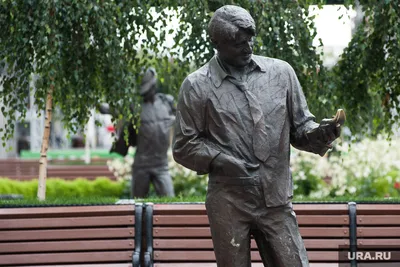 Памятник Гене Букину открыли в Екатеринбурге - KP.RU