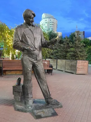 Памятник Гене Букину открыли в Екатеринбурге - KP.RU