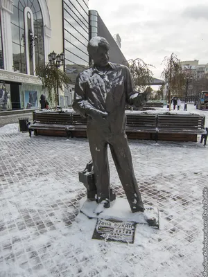 В Екатеринбурге есть памятник Гене Букину. | Пикабу