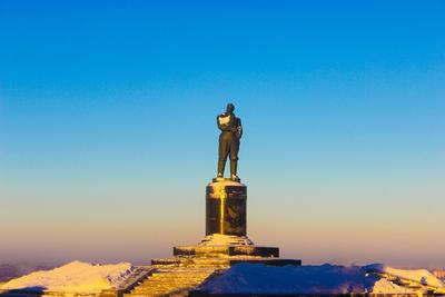 Памятник Валерию Чкалову в Нижнем Новгороде на Волжской набережной