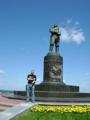 Памятник Валерию Чкалову в Нижнем Новгороде на Волжской набережной