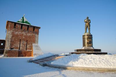 Валерий Чкалов, смотрящий в небо. Памятник в Нижнем Новгороде. Фото