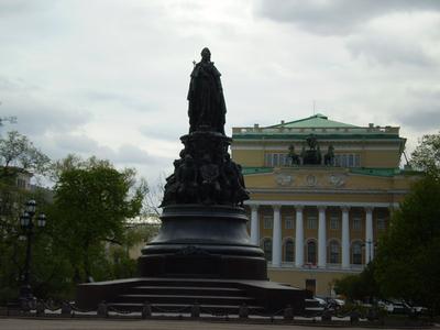 Площадь Островского и памятник Екатерине II