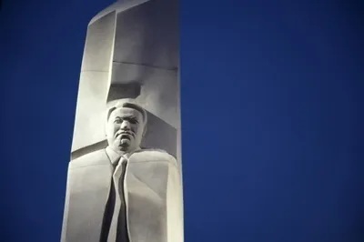 В Екатеринбурге завели дело на изрисовавшего памятник Ельцину | ИА Красная  Весна