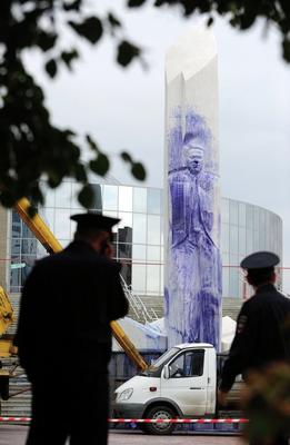 Вандалы надругались над памятником Ельцину в Екатеринбурге - Delfi RU
