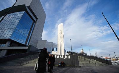 Нацболы попытались поджечь памятник Ельцину в Екатеринбурге — РБК
