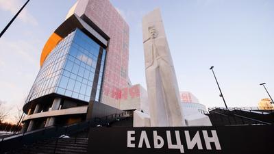 Нацболы заявили, что подожгли памятник Борису Ельцину в Екатеринбурге