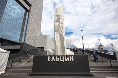 Активисту, который пытался поджечь памятник Ельцину в Екатеринбурге, дали  год исправительных работ