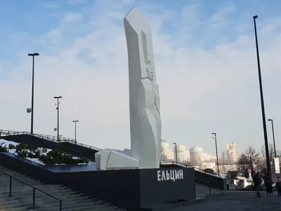 Представляю вашему вниманию памятник Ельцину пьянице у фонаря в  Екатеринбурге зацените. - YouTube